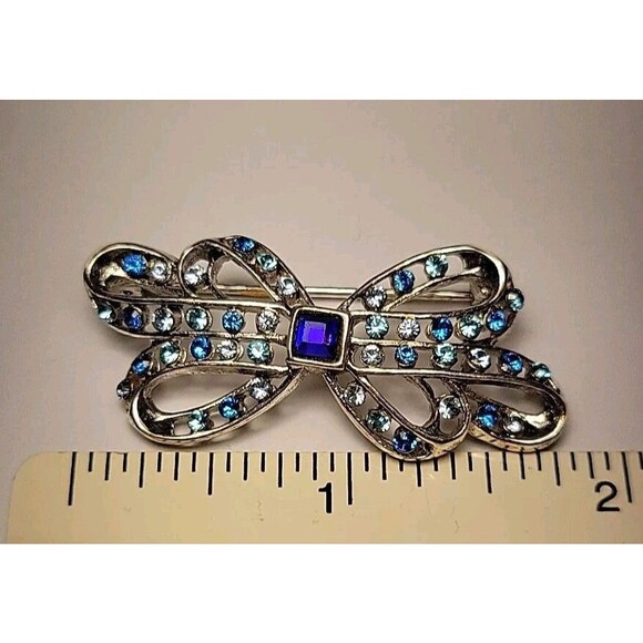 LC Shades Of Blue  Rhinestones Pin Brooch Liz Claiborne Silver Tone - Picture 9 of 9